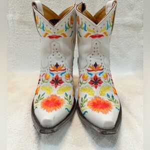 Old Gringo short cowboy boots